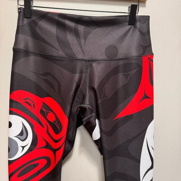 Nominou Eagle & Raven Yin Yang Capri Leggings Size Medium First Nations Native - Picture 4 of 9